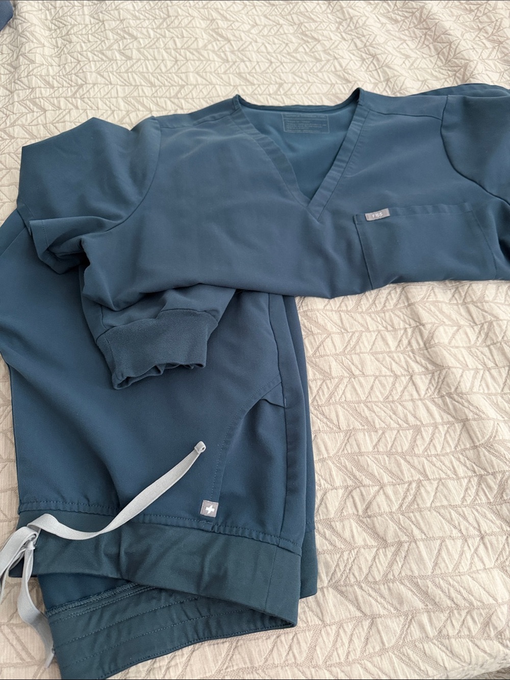 FIGS V-Neck Scrub Top and Jogger Set in XXL and XXL petite